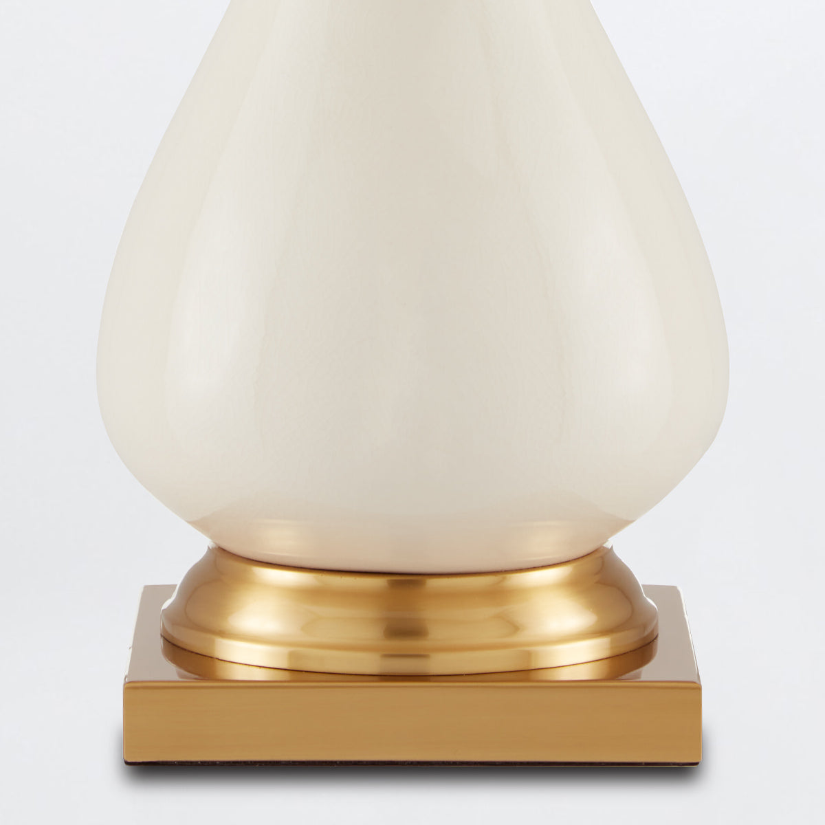 Lynton – ceramiczna lampa stołowa kremowy połysk, mosiężne detale i len