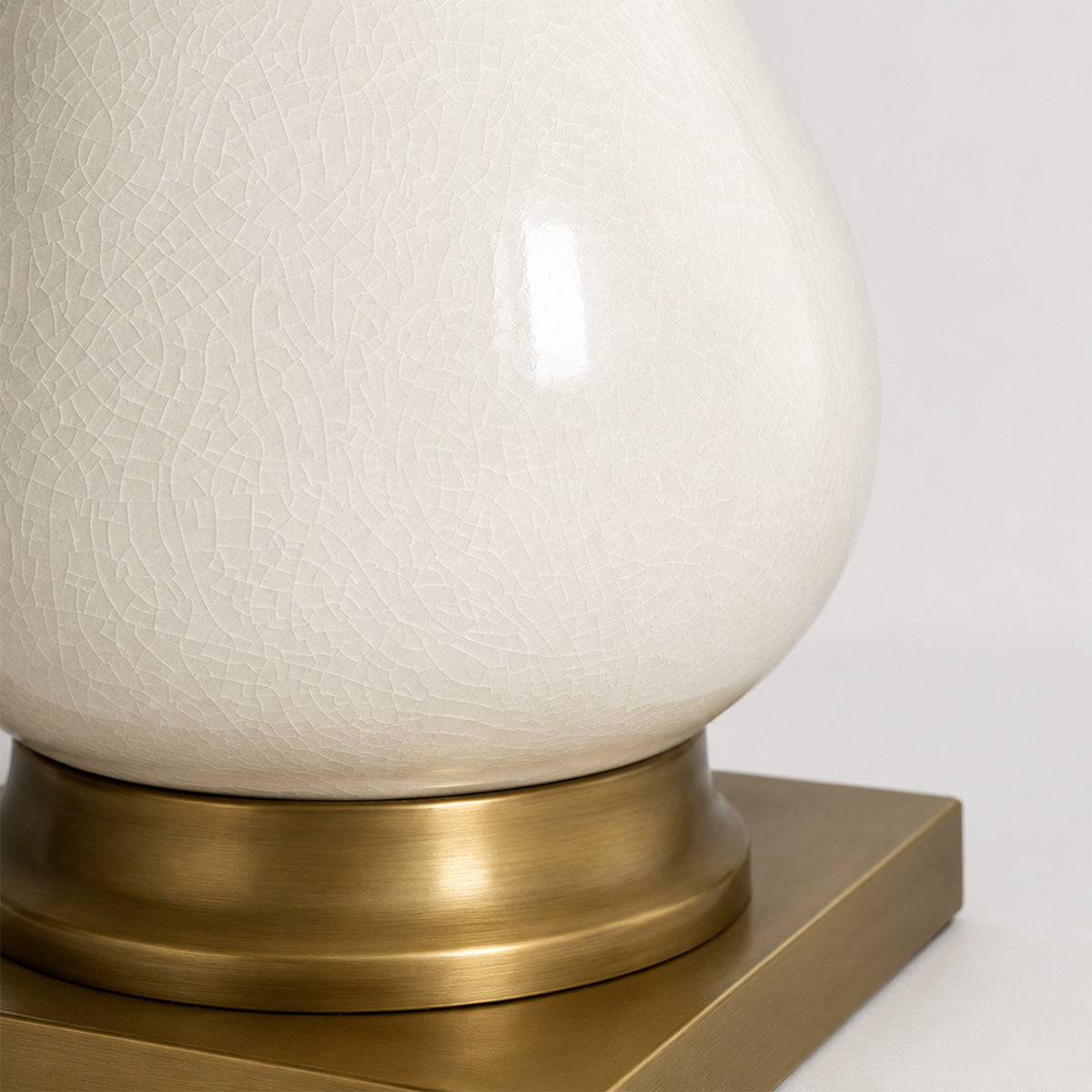Lynton – ceramiczna lampa stołowa kremowy połysk, mosiężne detale i len