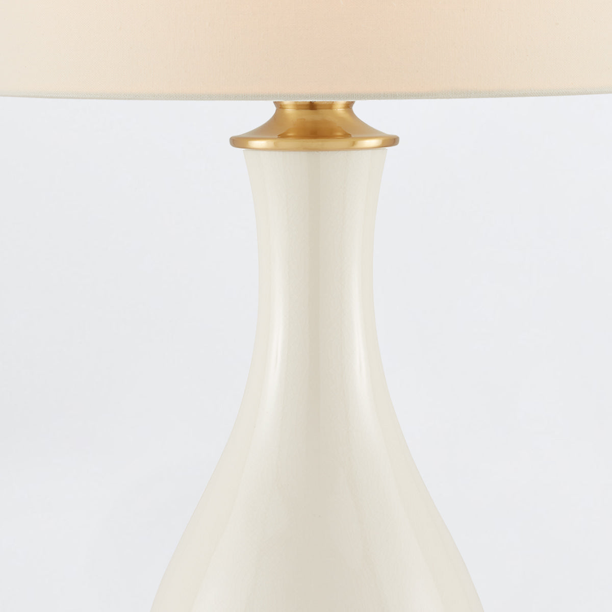 Lynton – ceramiczna lampa stołowa kremowy połysk, mosiężne detale i len