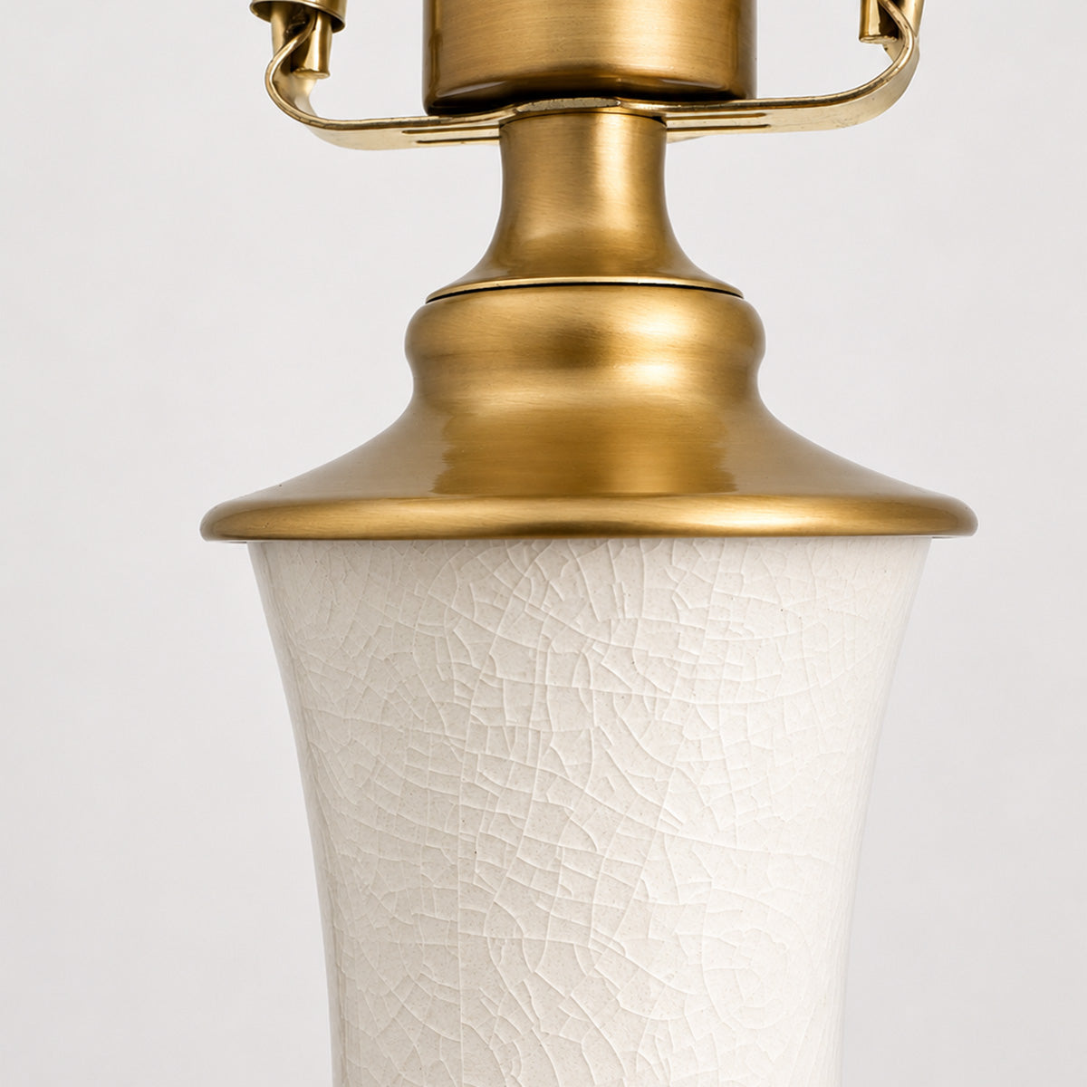 Lynton – ceramiczna lampa stołowa kremowy połysk, mosiężne detale i len