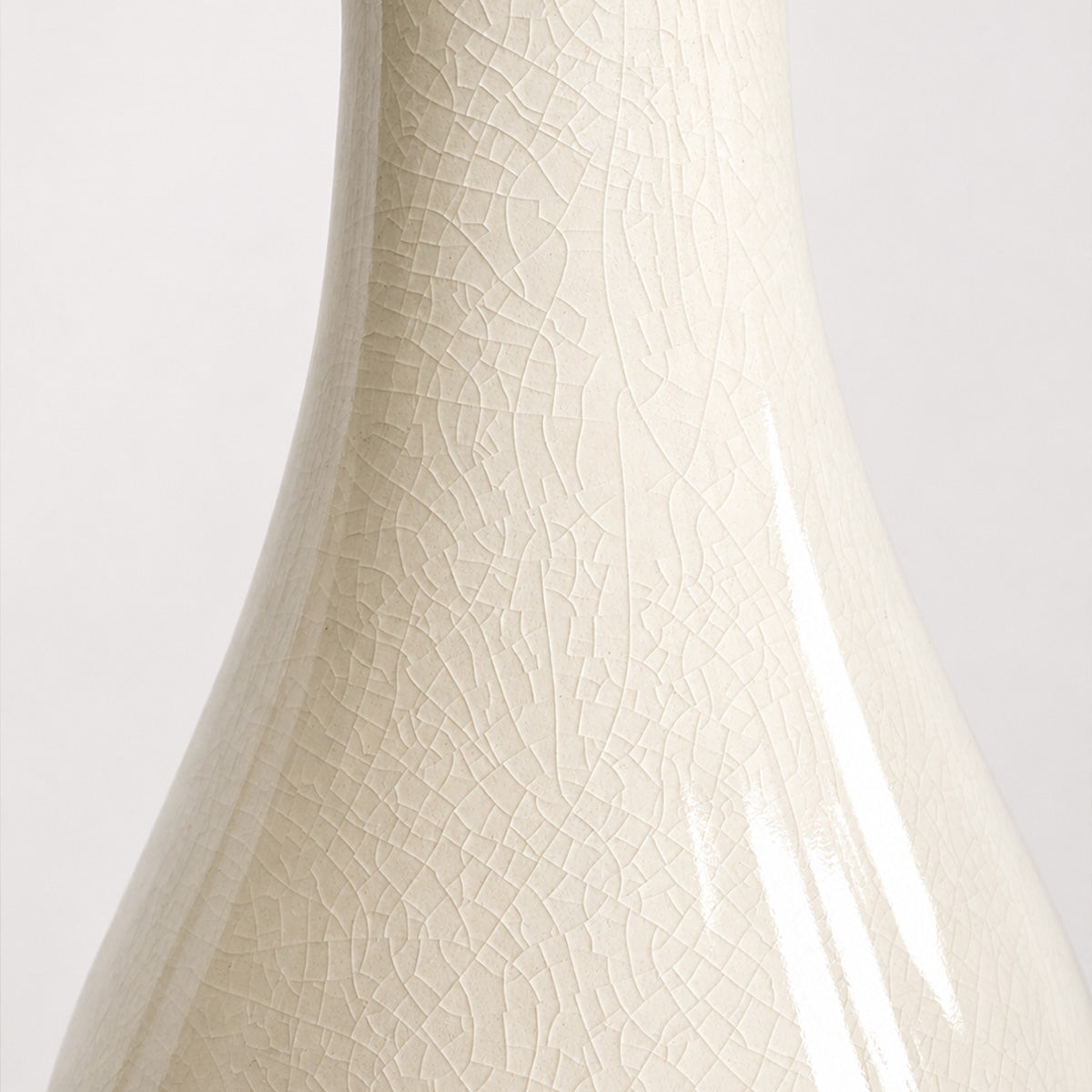 Lynton – ceramiczna lampa stołowa kremowy połysk, mosiężne detale i len