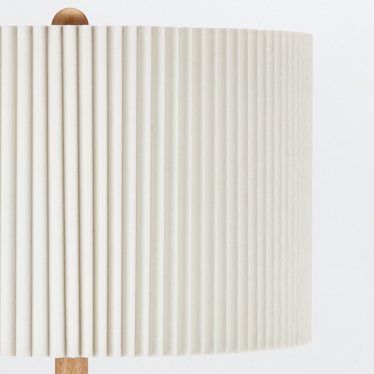 Mitford Floor – lampa podłogowa z toczonego drewna, plisowany len