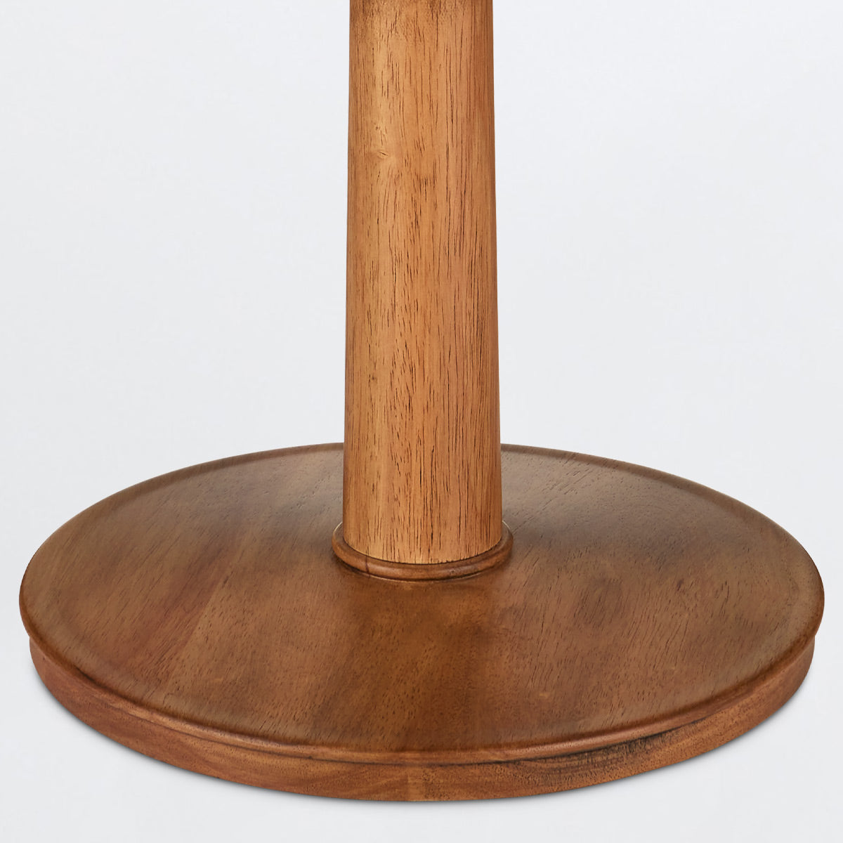 Mitford Floor – lampa podłogowa z toczonego drewna, plisowany len