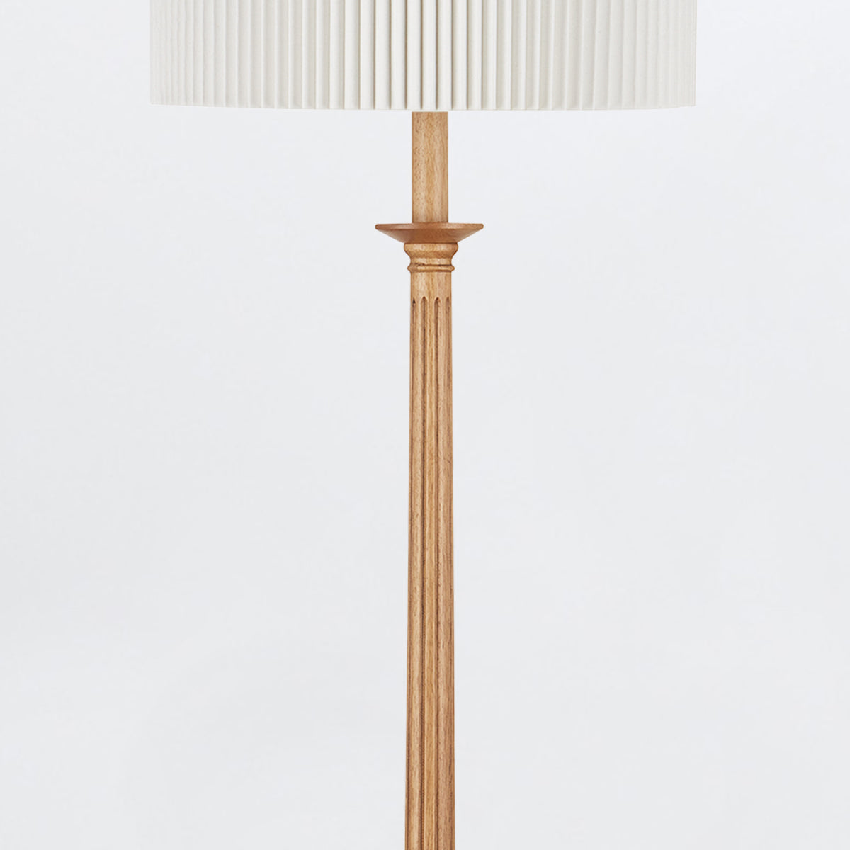 Mitford Floor – lampa podłogowa z toczonego drewna, plisowany len