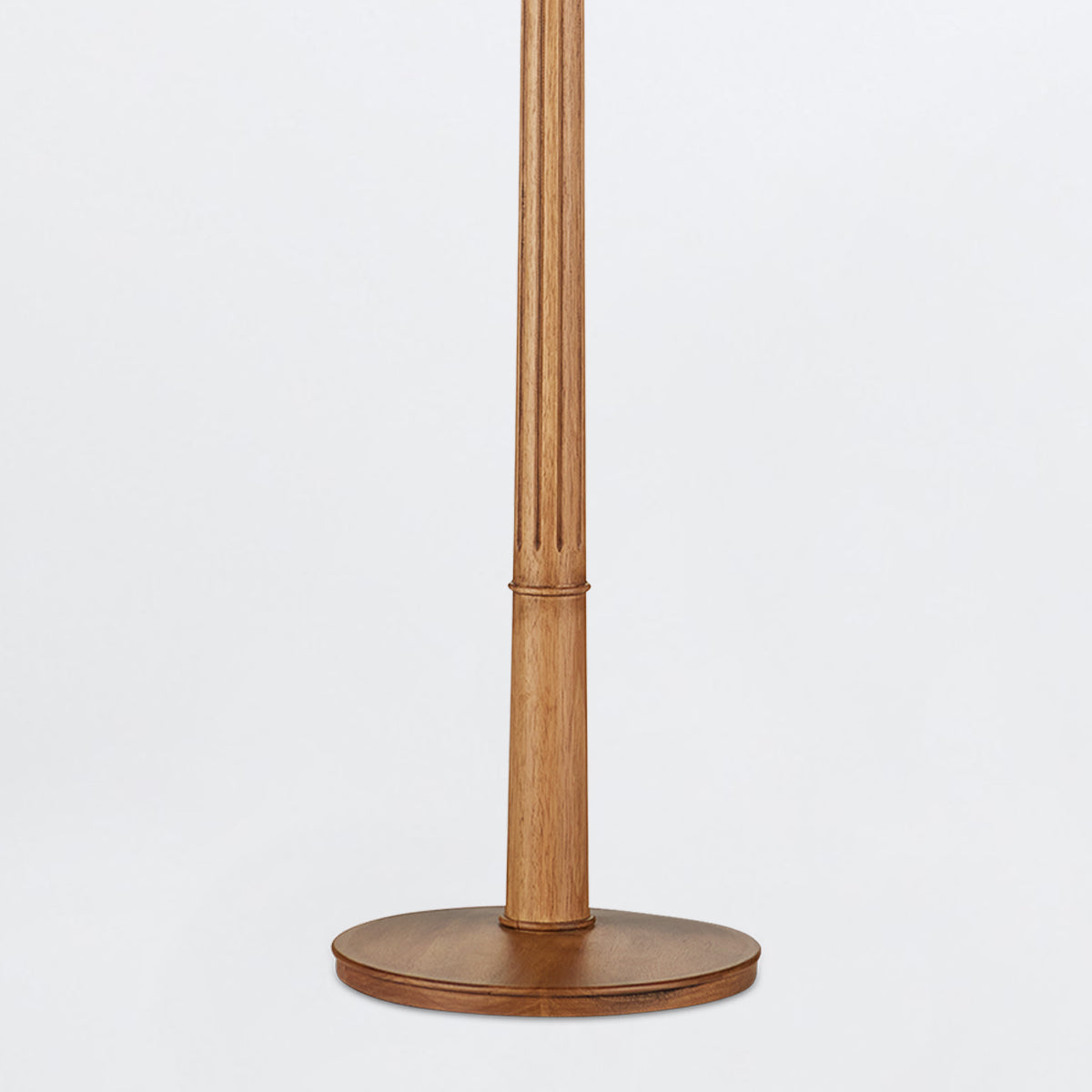 Mitford Floor – lampa podłogowa z toczonego drewna, plisowany len