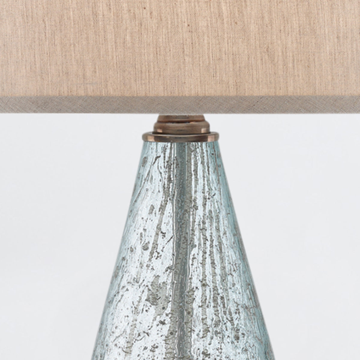 Optimist Blue – lampa stołowa z nakrapianego szkła błękit, kryształowa baza i len