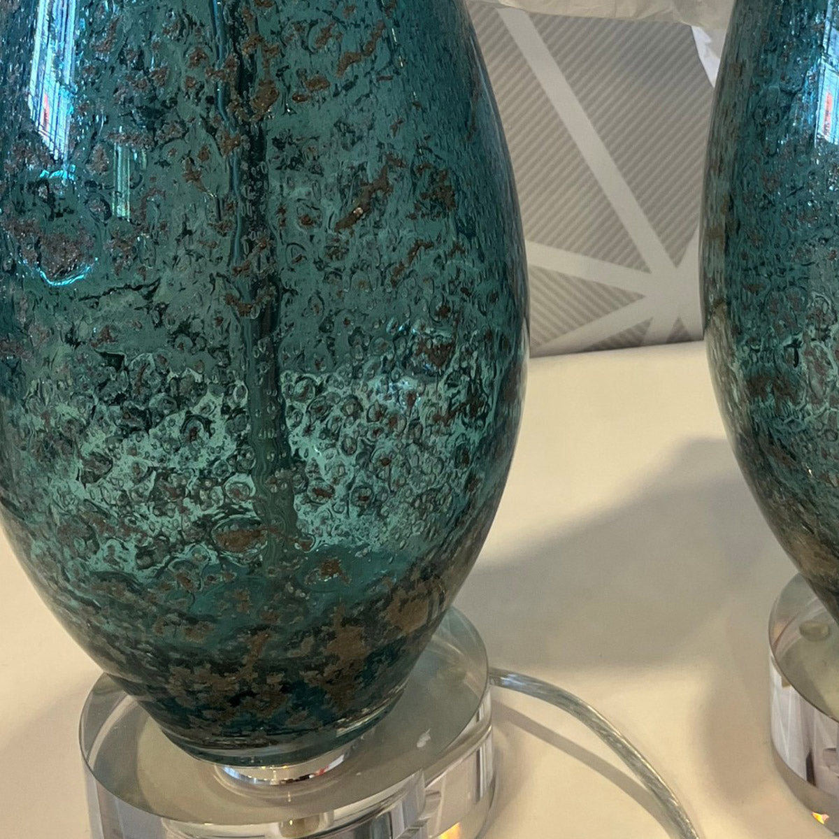 Optimist Blue – lampa stołowa z nakrapianego szkła błękit, kryształowa baza i len