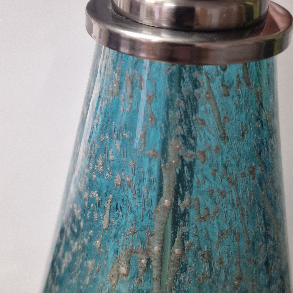 Optimist Blue – lampa stołowa z nakrapianego szkła błękit, kryształowa baza i len