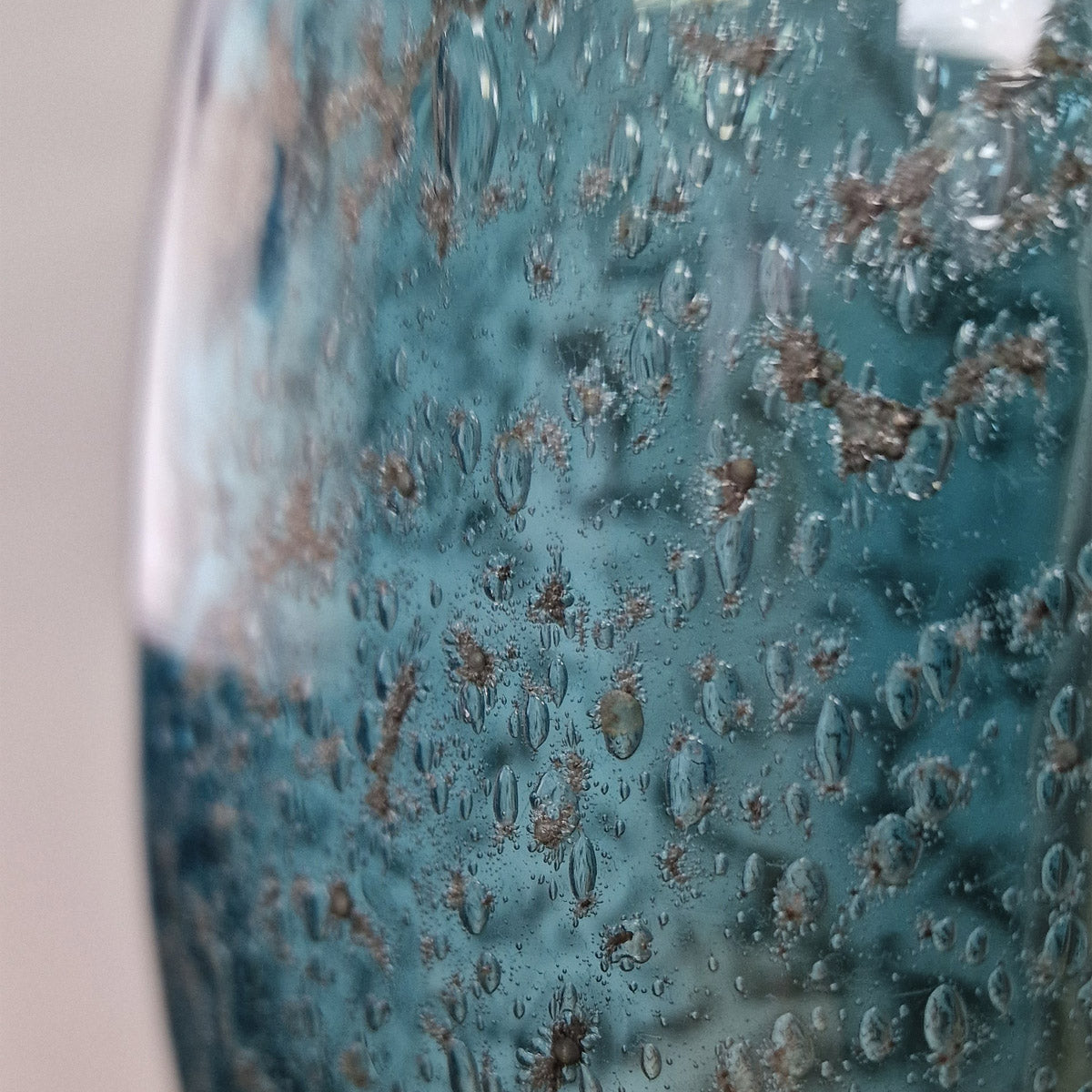 Optimist Blue – lampa stołowa z nakrapianego szkła błękit, kryształowa baza i len