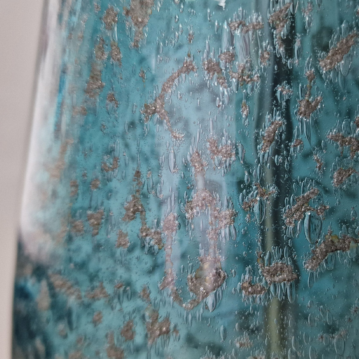 Optimist Blue – lampa stołowa z nakrapianego szkła błękit, kryształowa baza i len