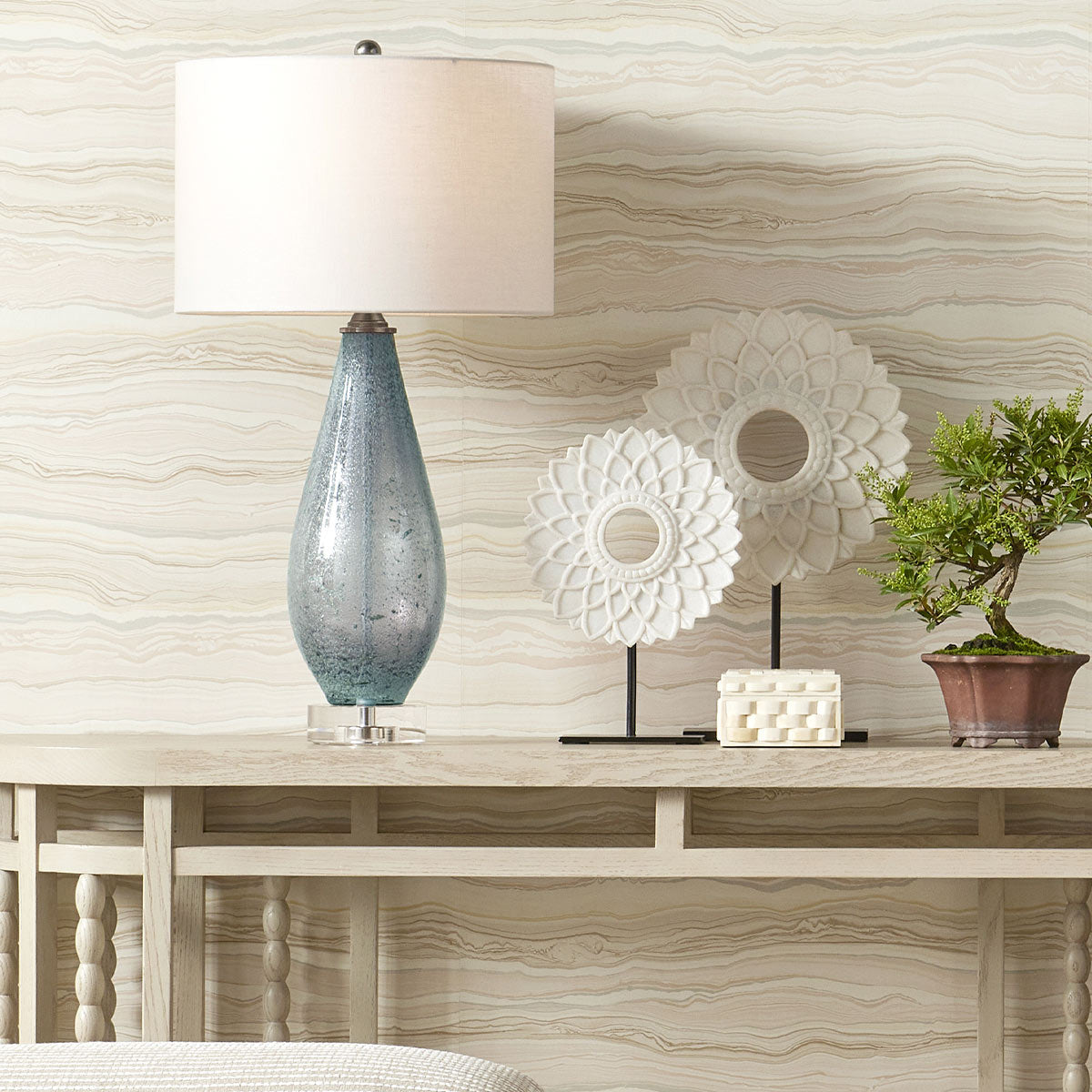 Optimist Blue – lampa stołowa z nakrapianego szkła błękit, kryształowa baza i len