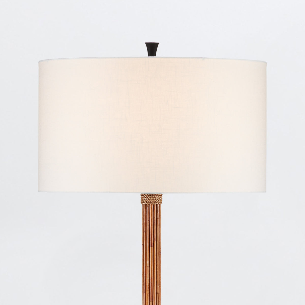 Reed Floor – lampa podłogowa owinięta naturalnym rattanem, czarny metal i len