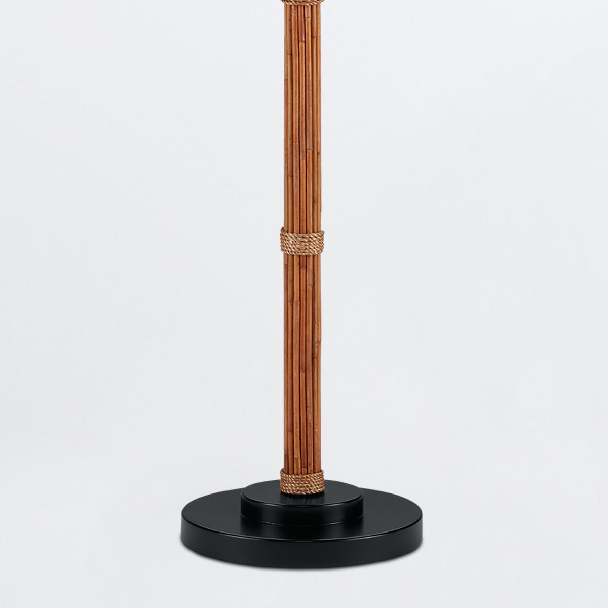 Reed Floor – lampa podłogowa owinięta naturalnym rattanem, czarny metal i len
