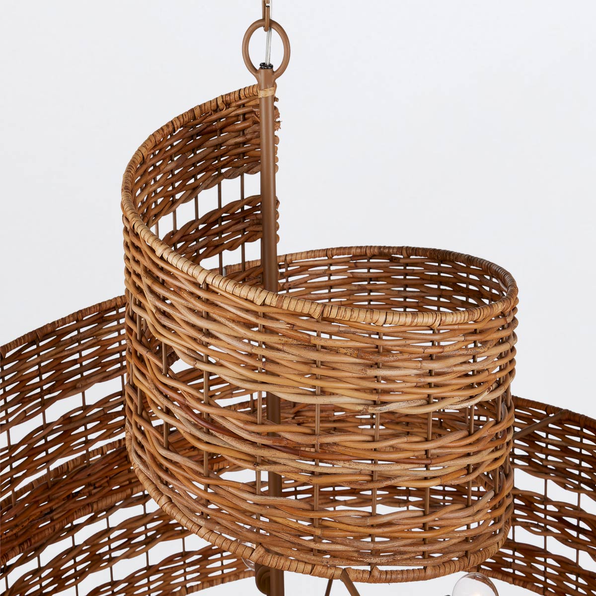 Saisei – spiralny żyrandol z naturalnego rattanu i kutego żelaza, khaki
