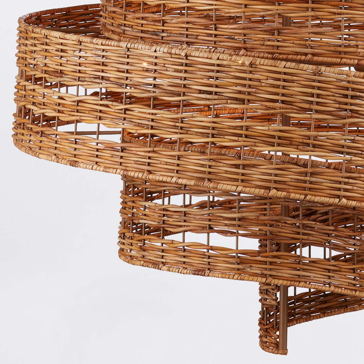 Saisei – spiralny żyrandol z naturalnego rattanu i kutego żelaza, khaki
