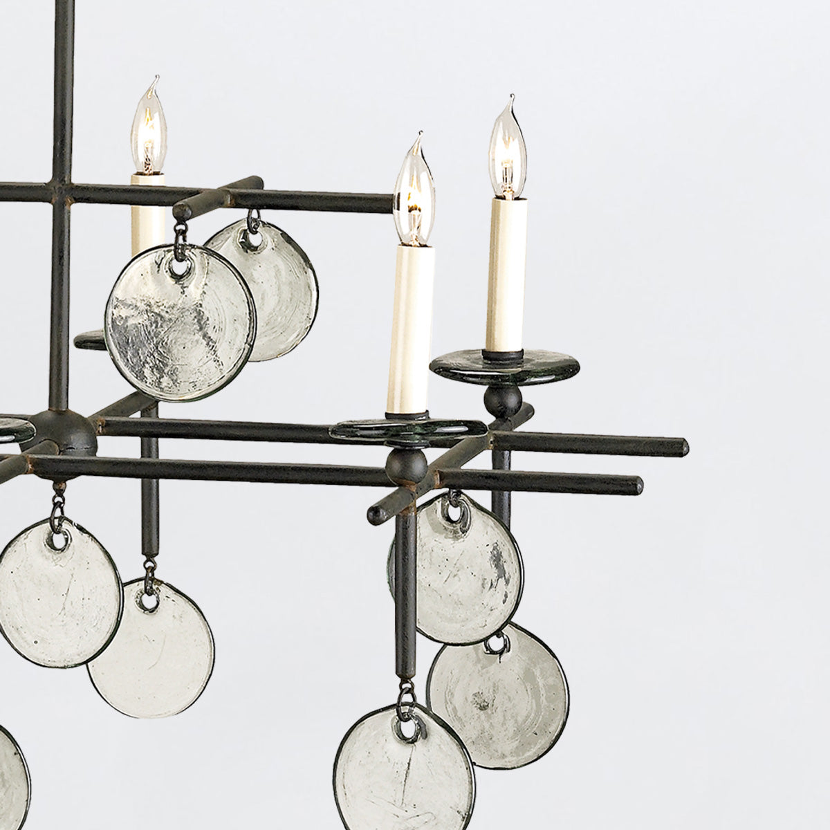 Sethos Large – dwupoziomowy żyrandol z kutego żelaza ze szklanymi dyskami, szkło z recyklingu