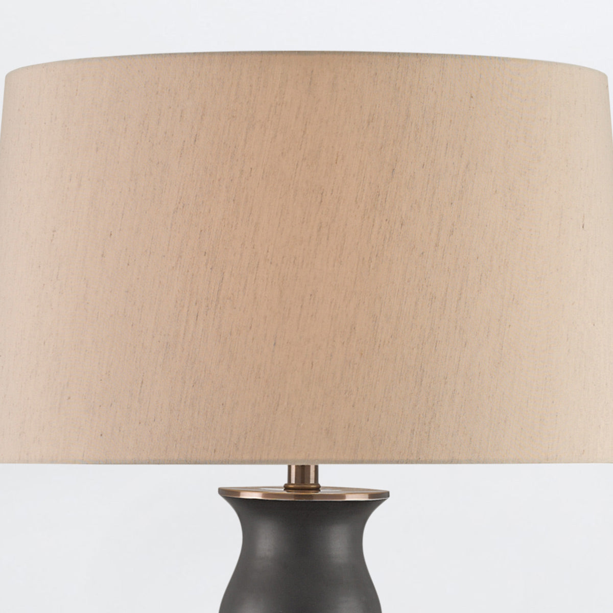 Ultimo – ceramiczna lampa stołowa matowa czerń, antyczny mosiądz i beżowy abażur