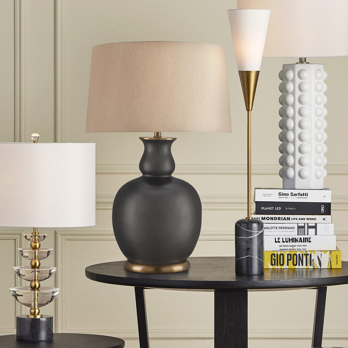 Ultimo – ceramiczna lampa stołowa matowa czerń, antyczny mosiądz i beżowy abażur