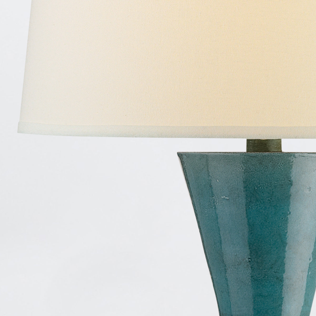 Upbeat Teal – ceramiczna lampa stołowa w odcieniu morskim, kute żelazo i lniany abażur