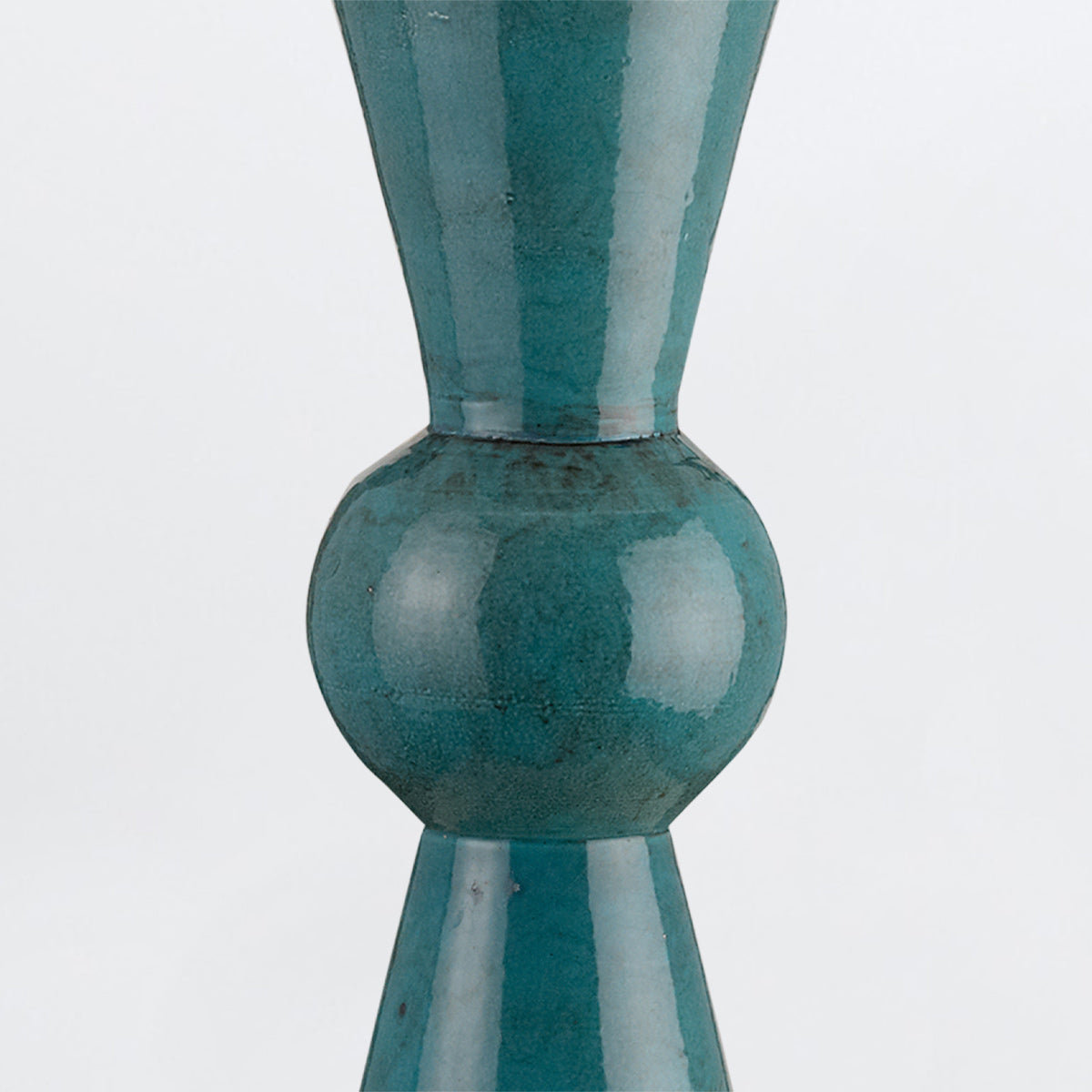 Upbeat Teal – ceramiczna lampa stołowa w odcieniu morskim, kute żelazo i lniany abażur