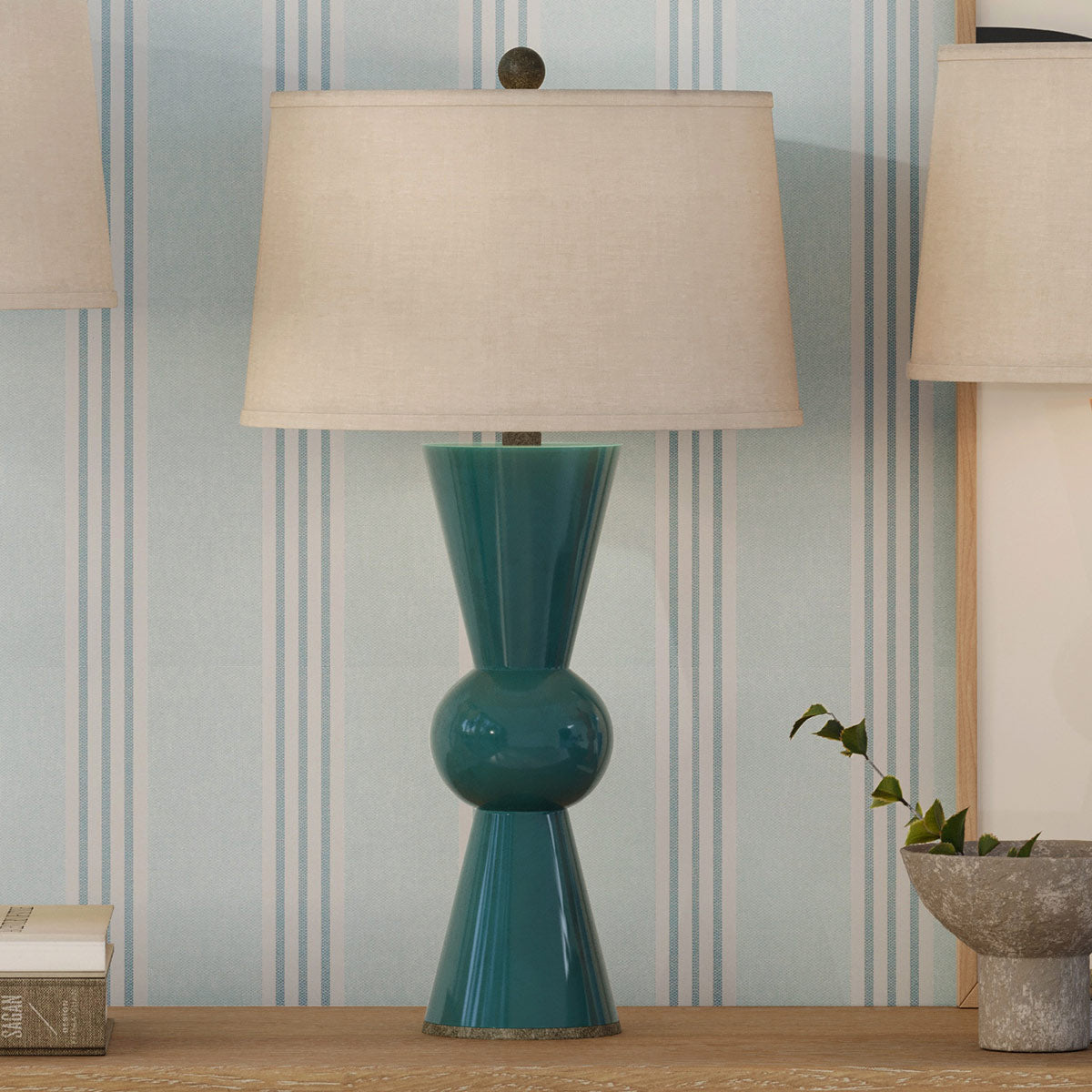 Upbeat Teal – ceramiczna lampa stołowa w odcieniu morskim, kute żelazo i lniany abażur