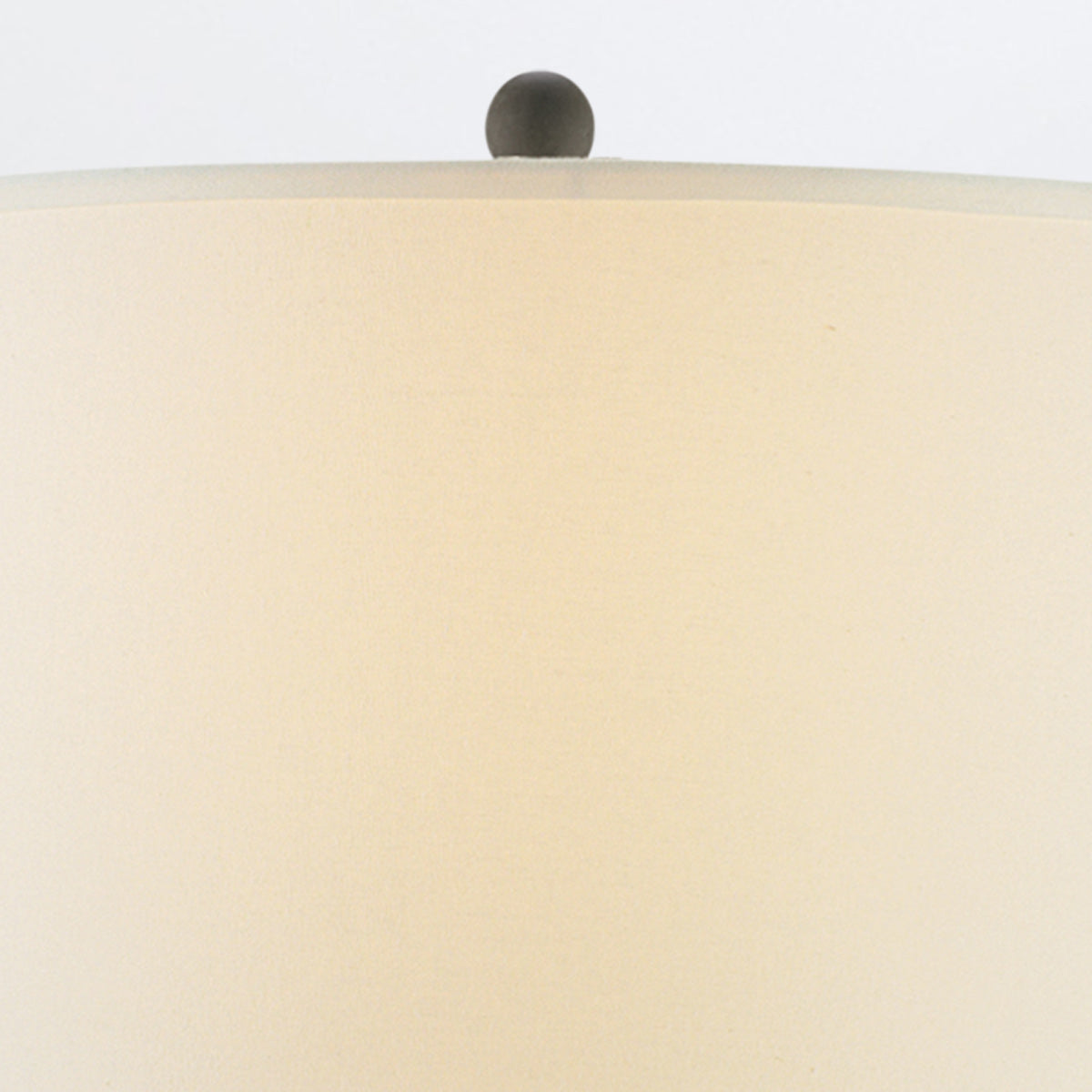 Upbeat White – ceramiczna lampa stołowa antyczna biel, kute żelazo i lniany abażur