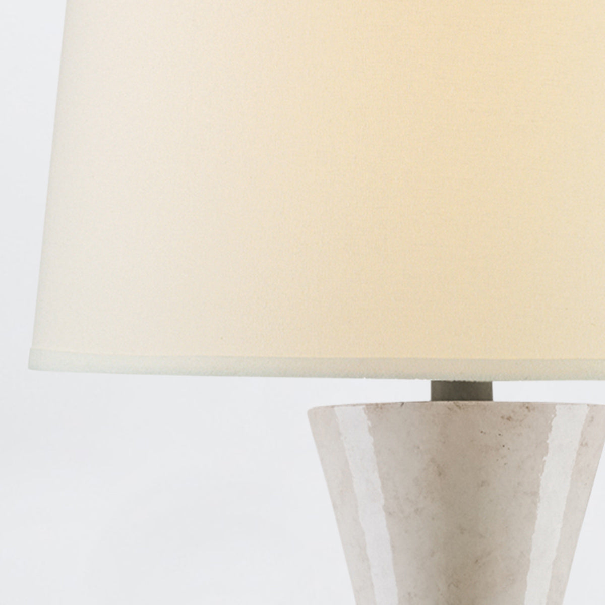 Upbeat White – ceramiczna lampa stołowa antyczna biel, kute żelazo i lniany abażur