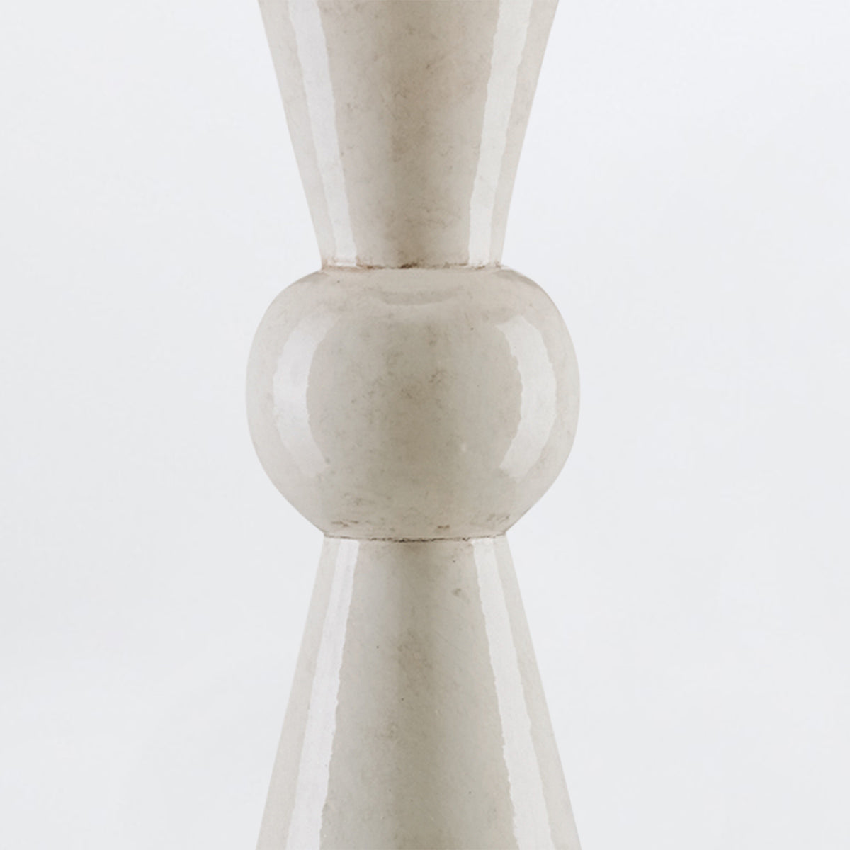 Upbeat White – ceramiczna lampa stołowa antyczna biel, kute żelazo i lniany abażur