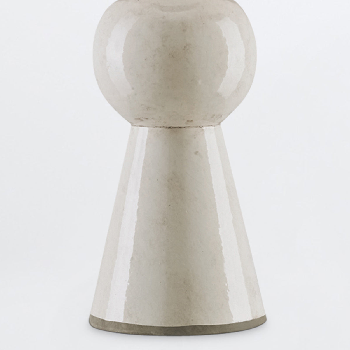 Upbeat White – ceramiczna lampa stołowa antyczna biel, kute żelazo i lniany abażur