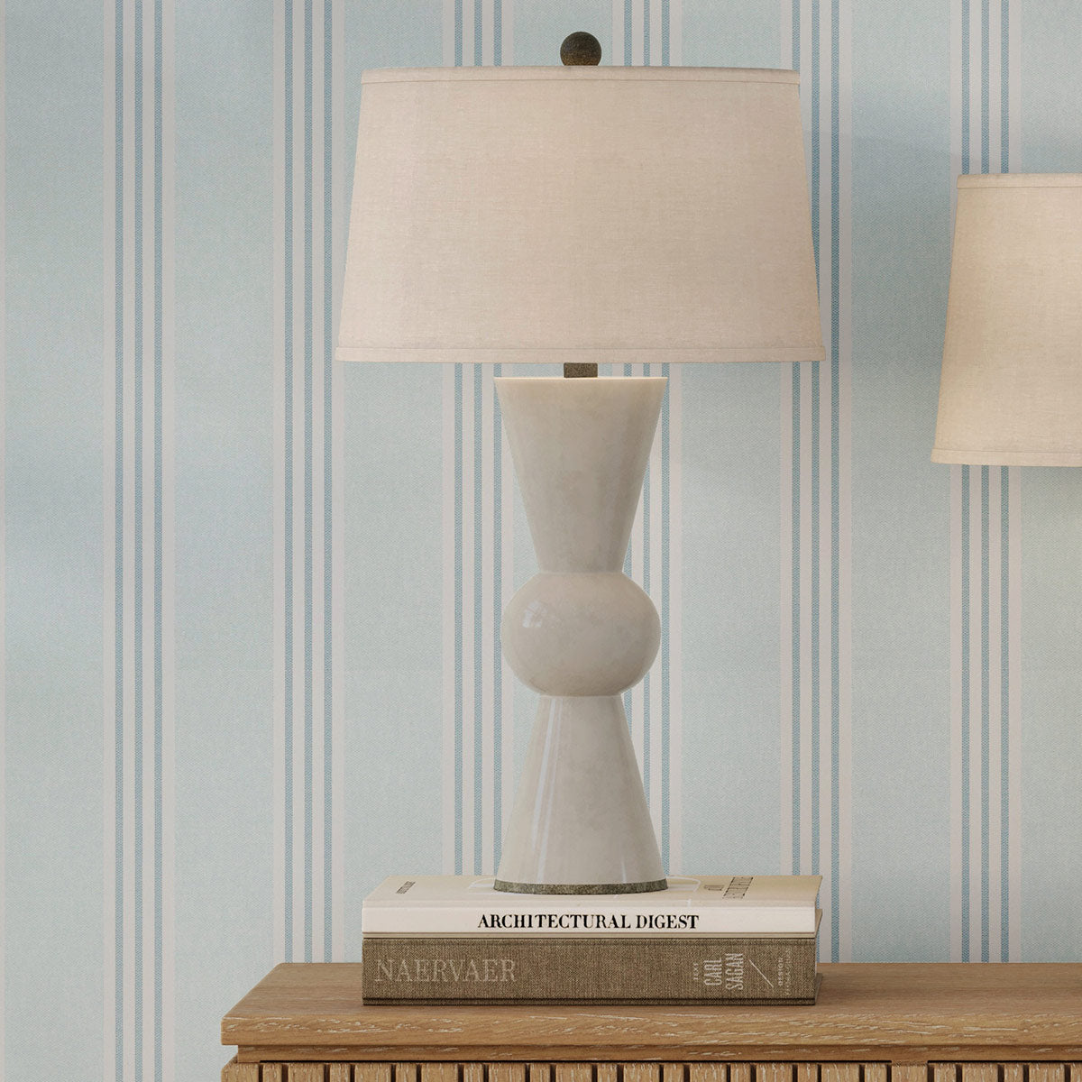 Upbeat White – ceramiczna lampa stołowa antyczna biel, kute żelazo i lniany abażur