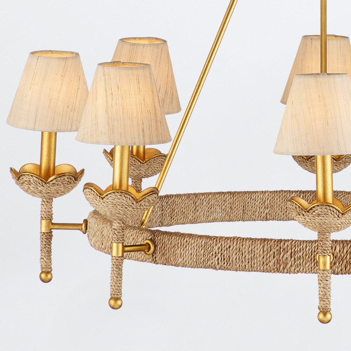 Vichy – żyrandol owinięty naturalną abaką z kutego żelaza, płatkowe złoto i lniane abażury