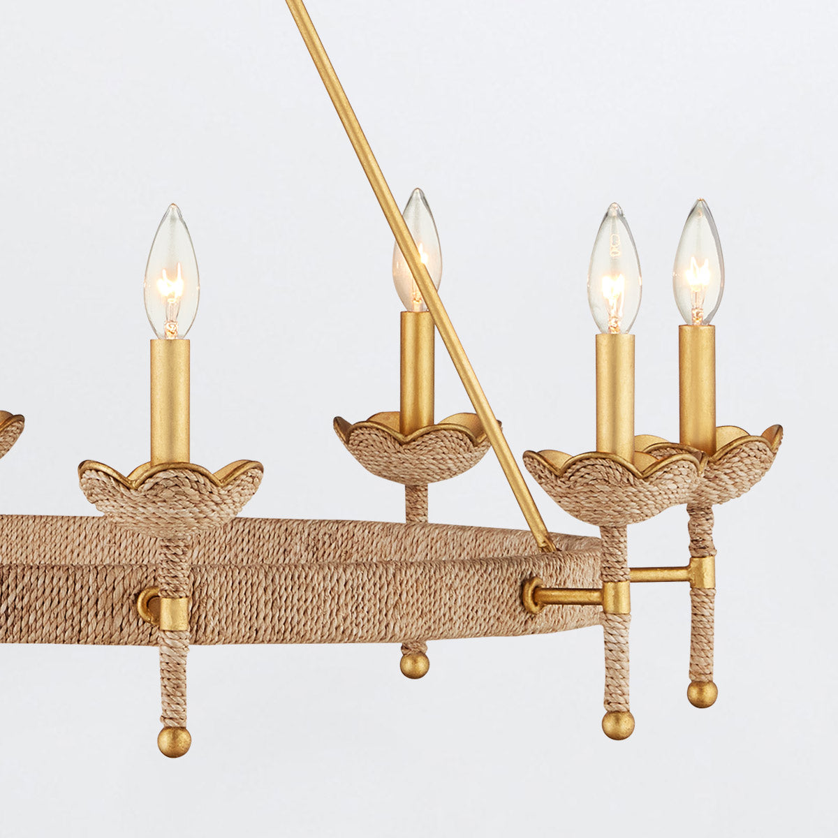 Vichy – żyrandol owinięty naturalną abaką z kutego żelaza, płatkowe złoto i lniane abażury