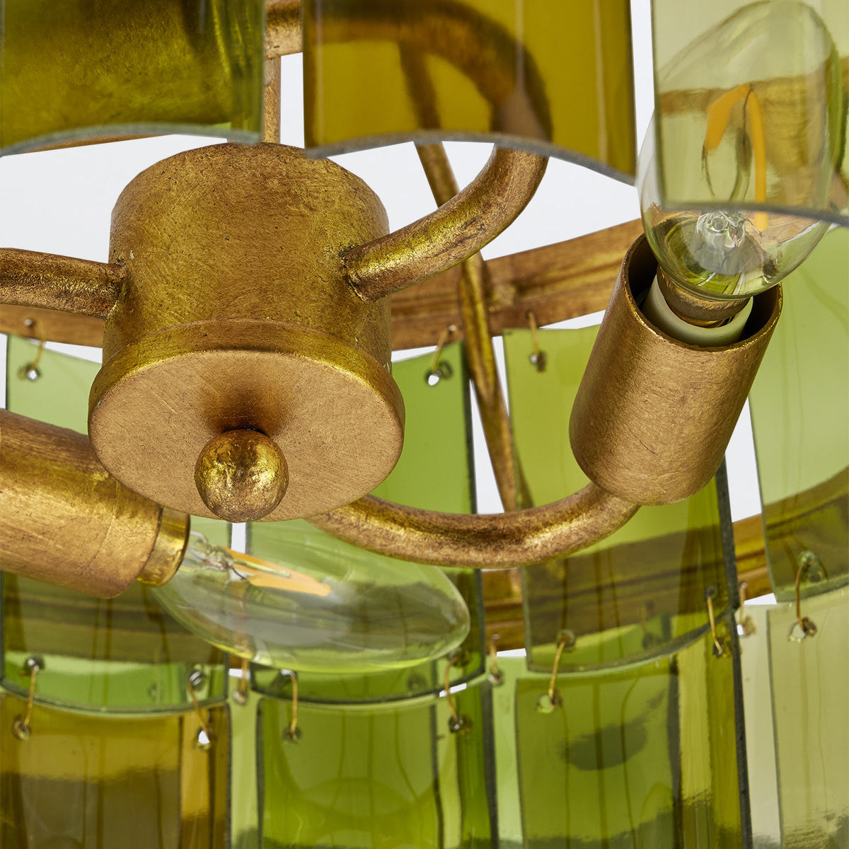 Vintner – półplafon z kaskadą zielonego szkła z recyklingowanych butelek, kute żelazo i płatkowe złoto