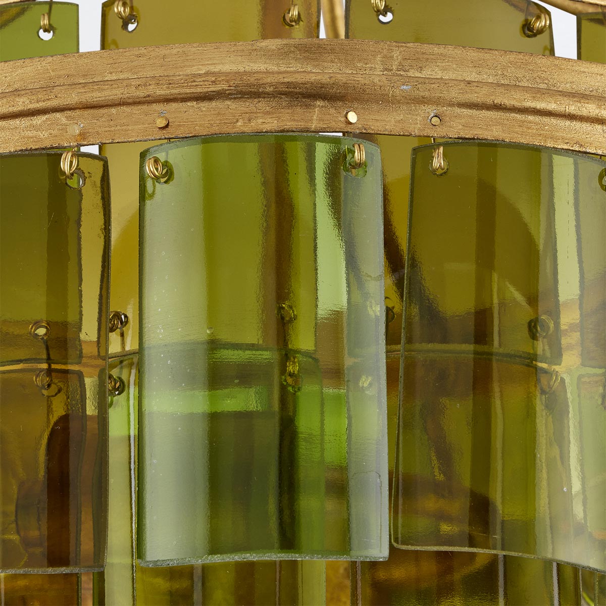 Vintner – półplafon z kaskadą zielonego szkła z recyklingowanych butelek, kute żelazo i płatkowe złoto