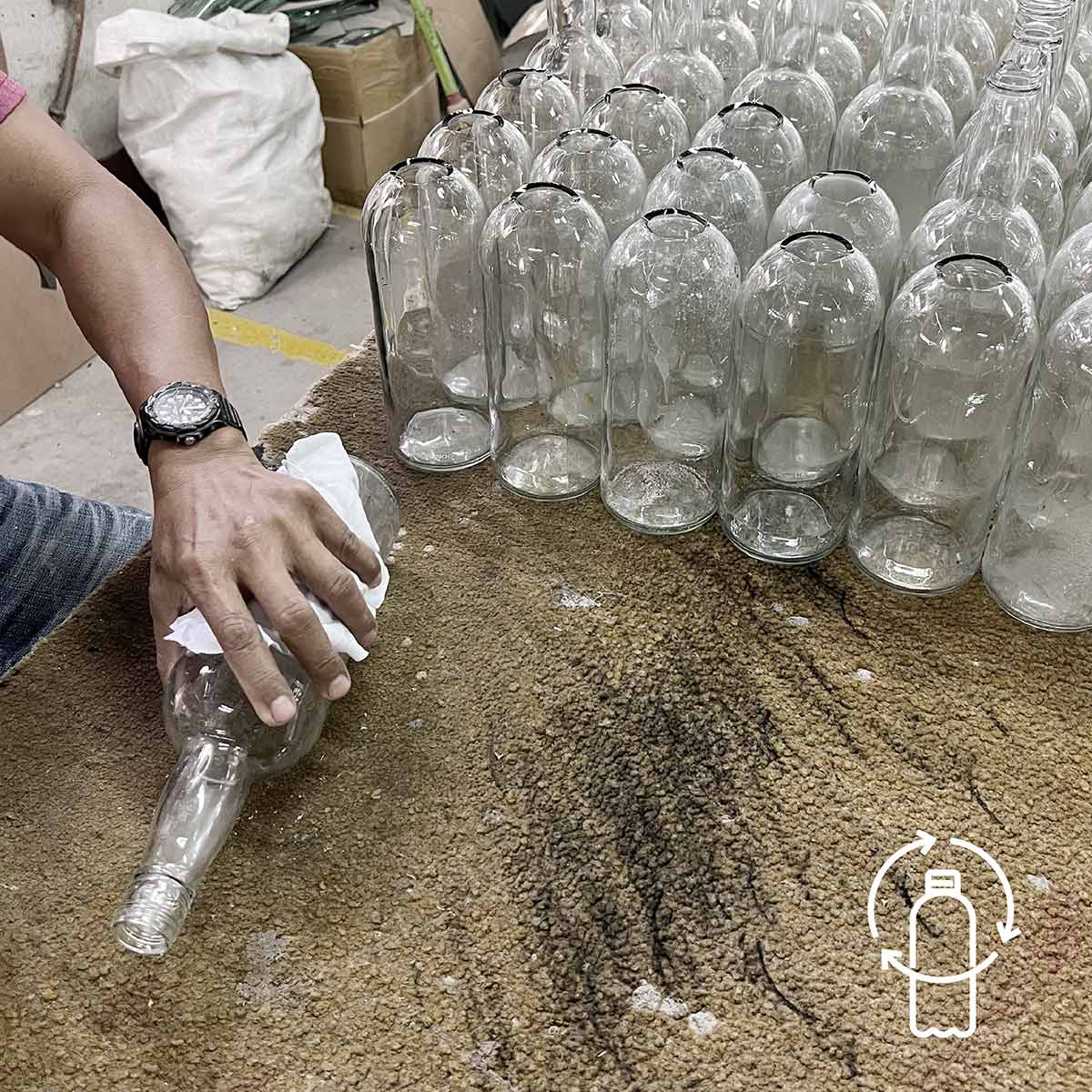 Vintner Large– żyrandol z zielonego szkła z recyklingowanych butelek, kute żelazo i płatkowe złoto