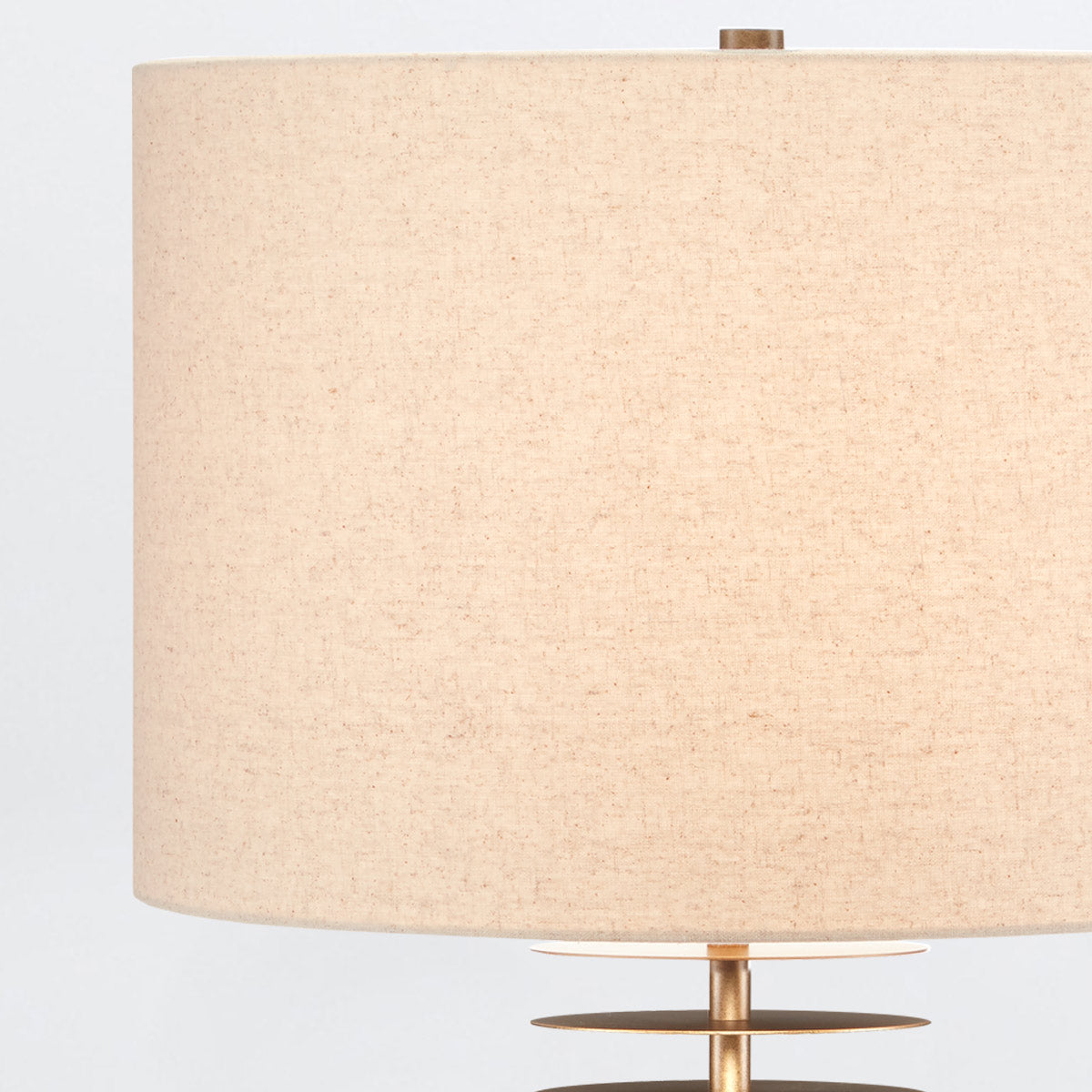 Walwyn – geometryczna lampa stołowa z mosiężnych dysków, naturalny len i antyczny mosiądz