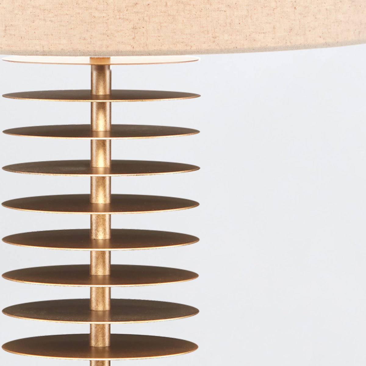 Walwyn – geometryczna lampa stołowa z mosiężnych dysków, naturalny len i antyczny mosiądz