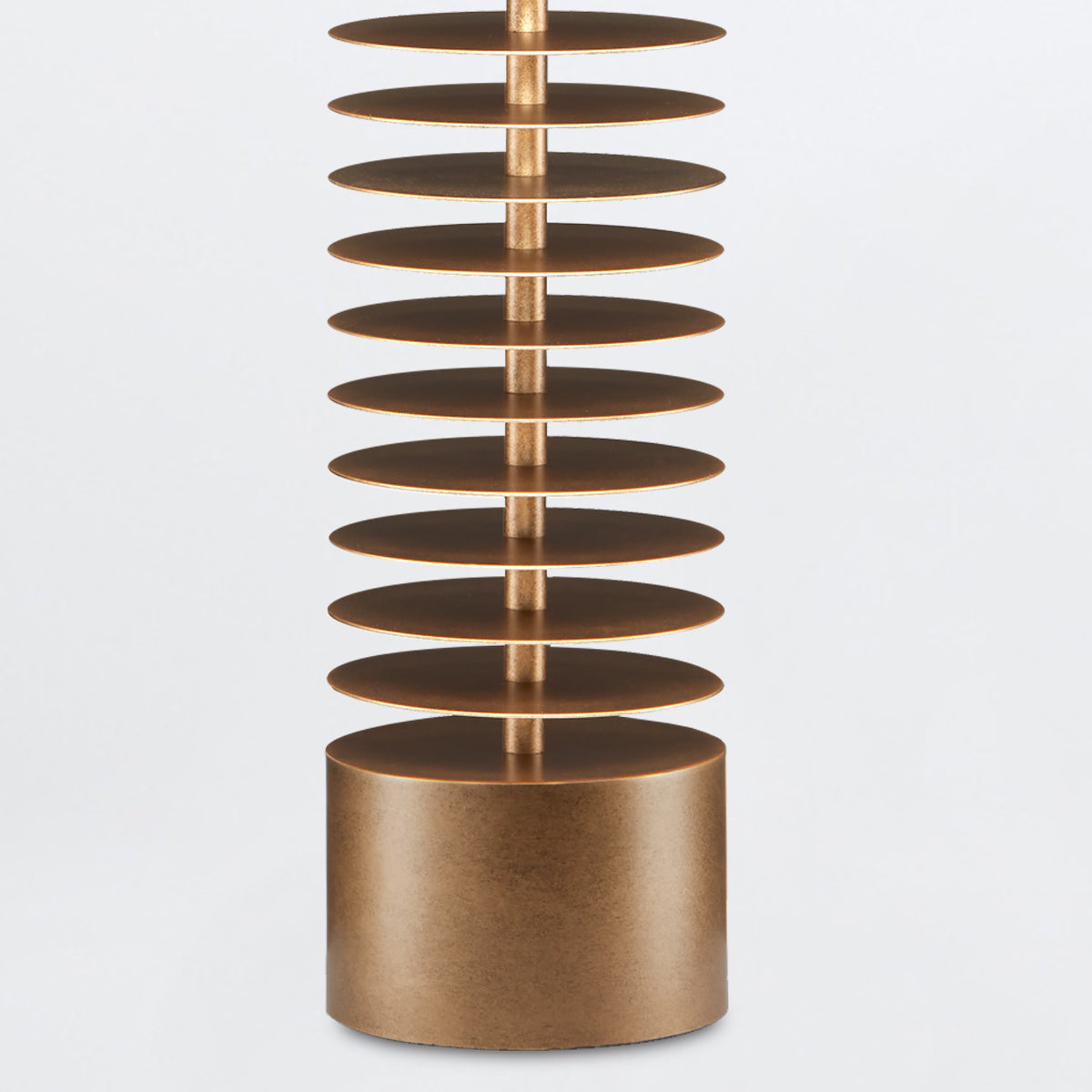 Walwyn – geometryczna lampa stołowa z mosiężnych dysków, naturalny len i antyczny mosiądz