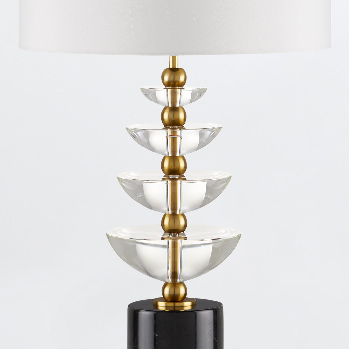 Waterfall – lampa stołowa inspirowana fontanną z optycznego kryształu, czarny marmur i shantung