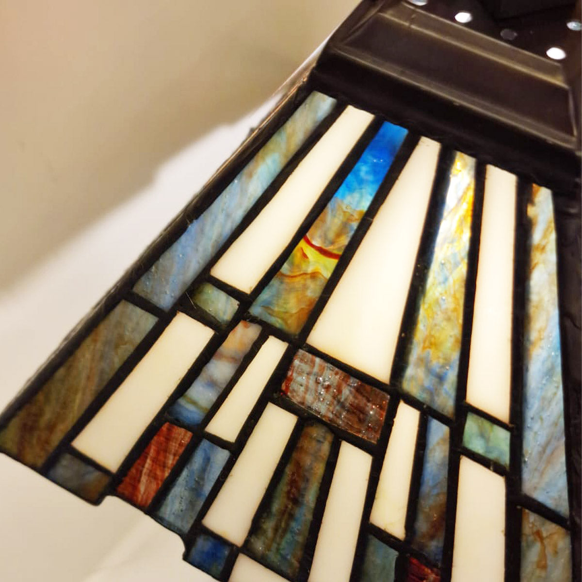 Inglenook – mała lampa stołowa z wielobarwnym szkłem artystycznym, ciemnobrązowa