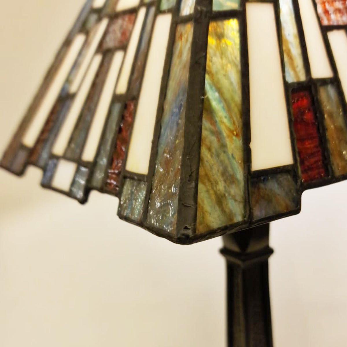Inglenook – mała lampa stołowa z wielobarwnym szkłem artystycznym, ciemnobrązowa