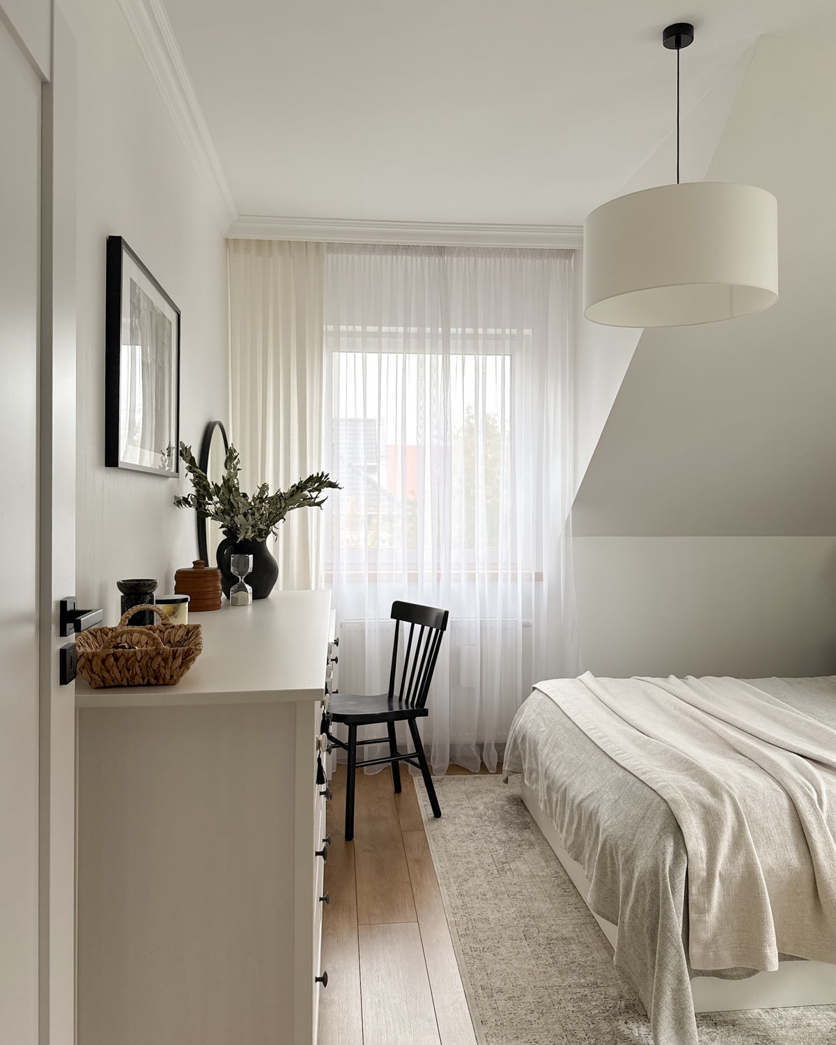 Base – lampa wisząca z walcowym abażurem z białej bawełny
