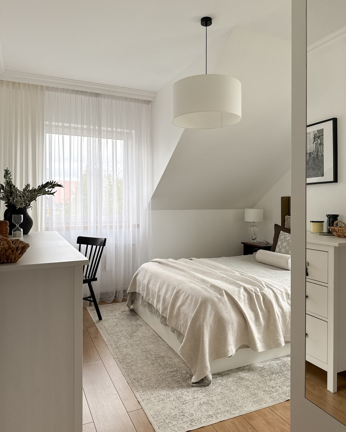 Base – lampa wisząca z walcowym abażurem z białej bawełny