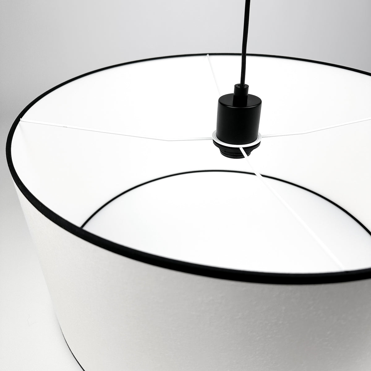 Base – lampa wisząca z białej bawełny z czarną lamówką