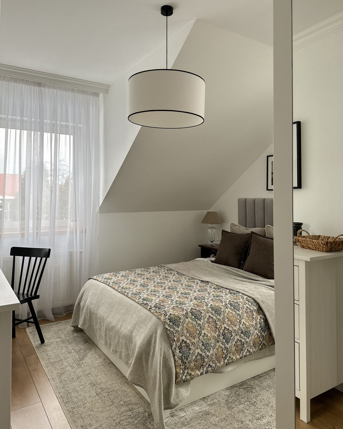 Base – lampa wisząca z białej bawełny z czarną lamówką