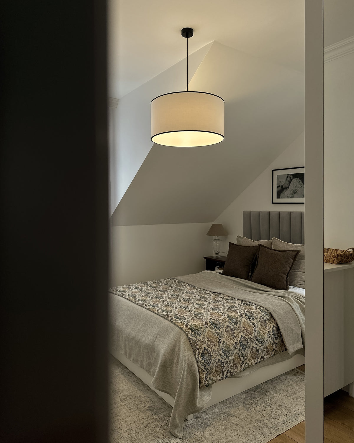 Base – lampa wisząca z białej bawełny z czarną lamówką