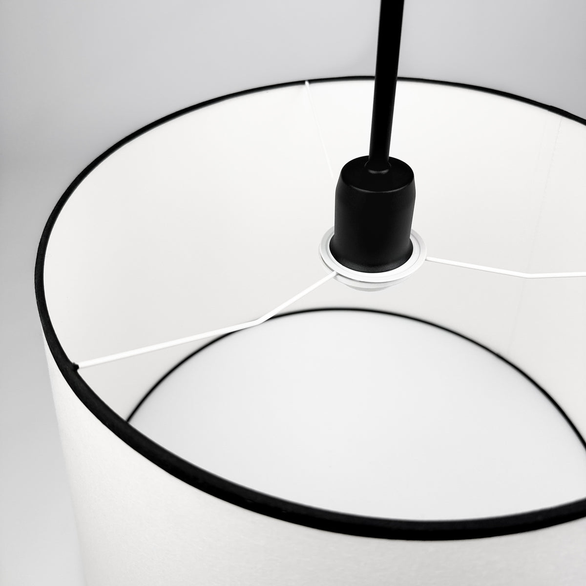 Silia Black I – stożkowa lampa wisząca z czarną lamówką na łańcuchu Ø45