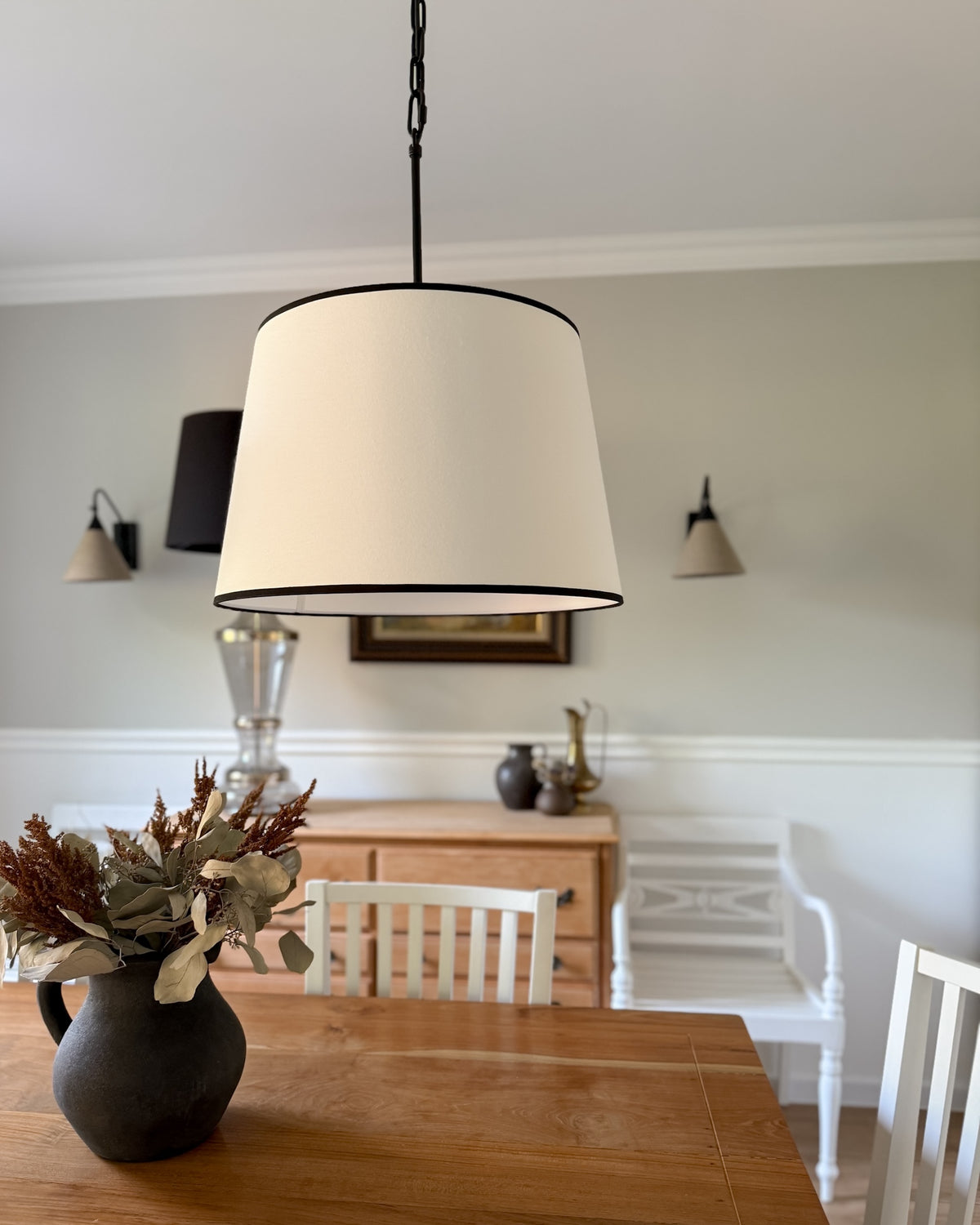 Silia Black I – stożkowa lampa wisząca z czarną lamówką na łańcuchu Ø45