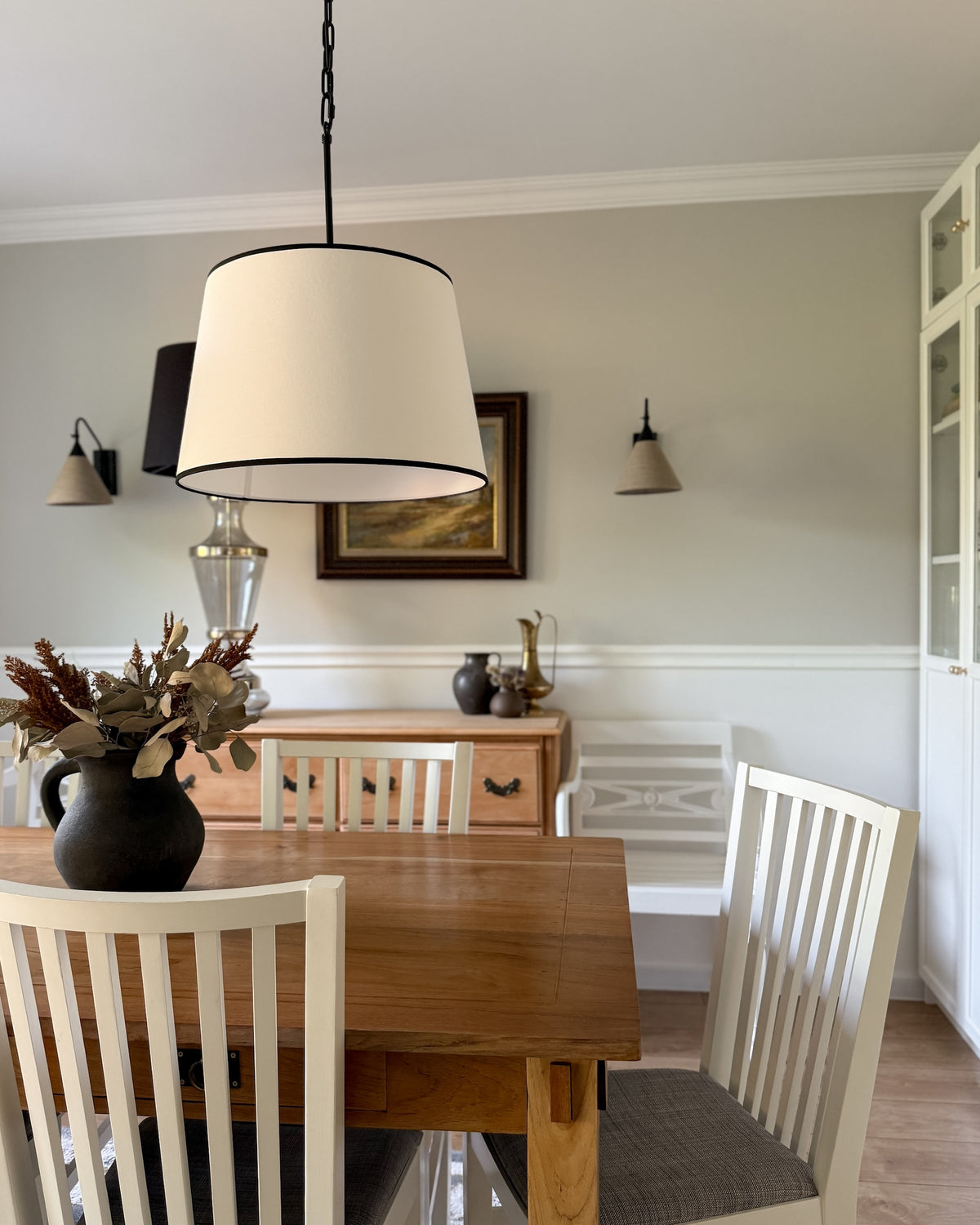 Silia Black I – stożkowa lampa wisząca z czarną lamówką na łańcuchu Ø45