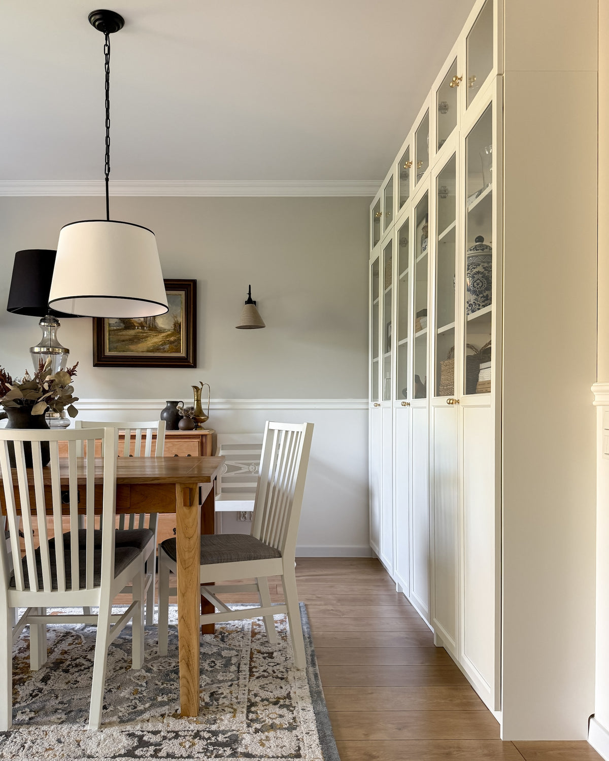Silia Black I – stożkowa lampa wisząca z czarną lamówką na łańcuchu Ø45